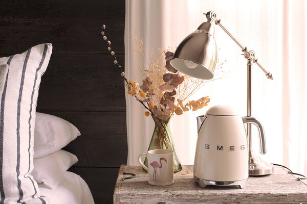 Smeg KLF03CREU. Rychlovarná konvice 50's Style krémová