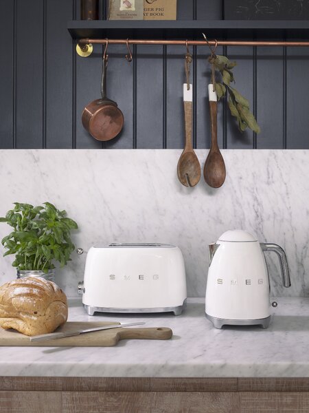 Smeg KLF03CREU. Rychlovarná konvice 50's Style krémová