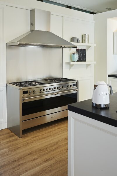 Smeg KLF04WHEU. Rychlovarná konvice s regulací teploty 50's Style bílá