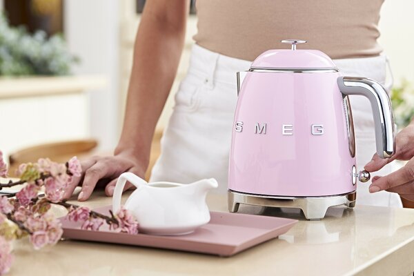 Smeg KLF05PKEU Rychlovarná konvice 50's Style Mini pastelově růžová