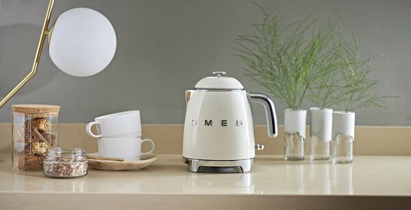 Smeg KLF05CREU. Rychlovarná konvice 50's Style Mini krémová