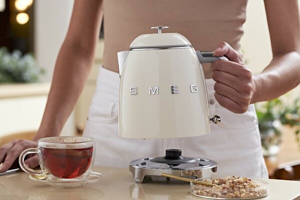 Smeg KLF05CREU. Rychlovarná konvice 50's Style Mini krémová