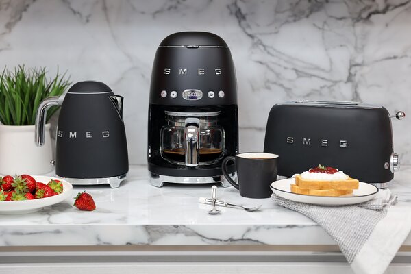 Smeg KLF03BLMEU Rychlovarná konvice 50's Style černá matná