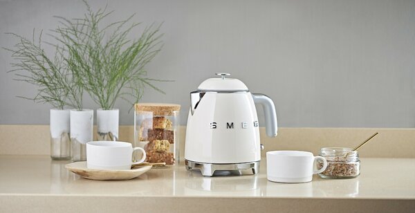 Smeg KLF05CREU. Rychlovarná konvice 50's Style Mini krémová