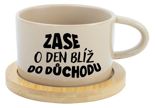 ZASE O DEN BLÍŽ DO DŮCHODU - krémový hrníček makronka 200 ml