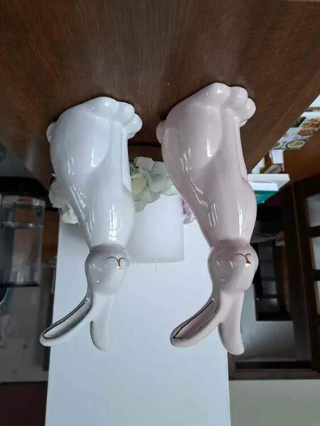 Keramický zajíc na postavení 17 cm - menší