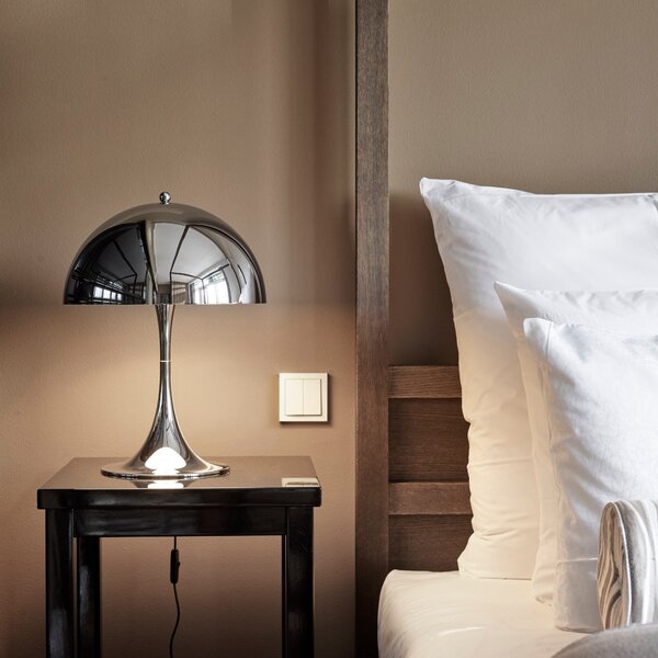LOUIS POULSEN Stolní lampa Panthella 320, Opal beige