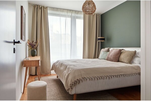 Světle šedá čalouněná dvoulůžková postel s úložným prostorem s roštem 180x200 cm Lotte – Meise Möbel