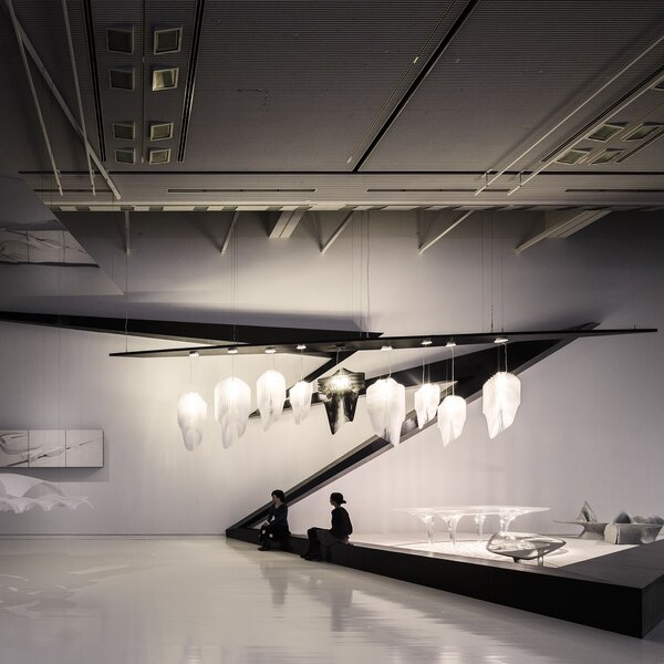 SLAMP ARISXL0BKF01T00E27EU Aria XL, černý světelný objekt od Zaha Hadid, 6x52+1x100W, délka 130cm