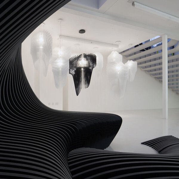 SLAMP ARISXL0BKF01T00E27EU Aria XL, černý světelný objekt od Zaha Hadid, 6x52+1x100W, délka 130cm