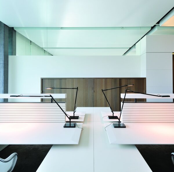Flos F3311033 Kelvin LED, antracitová stolní lampa na pracovní stůl, 8W LED 3000K, 48+58cm