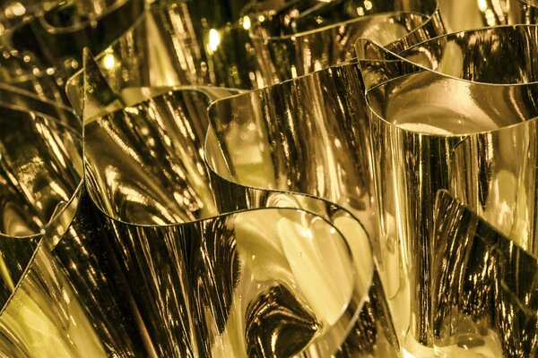 SLAMP VELSOVSGLD04T00000EU Veli 7 gold, rozměrné závěsné svítidlo ze zlatého Goldflexu, 9x20W E27, prům. 130cm