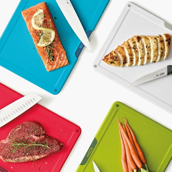 Joseph Joseph Sada čtyř plastových prkének a nožů se stojanem Folio Plus Multicolour II