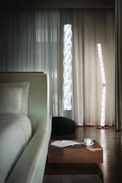 SLAMP HUGS000PRS01TVT000EU Hugo vertical, designové závěsné svítidlo, 20W LED 3000K, prisma, délka 100cm
