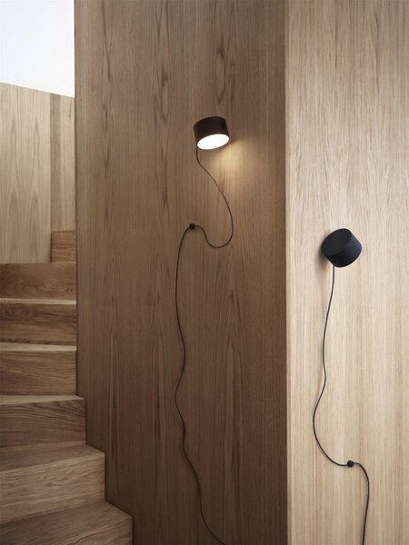 Muuto Nástěnná lampa Post, black POSWAL01