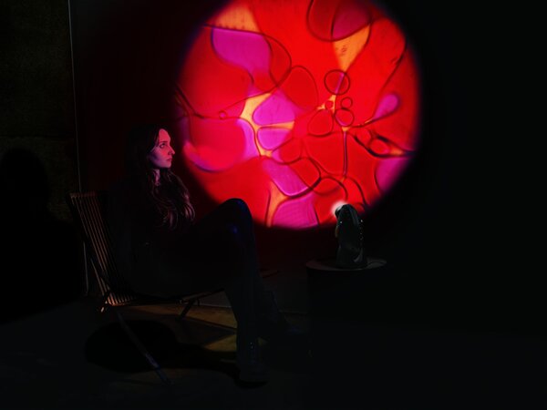 Mathmos Space projektor, oil disk fialová-červená