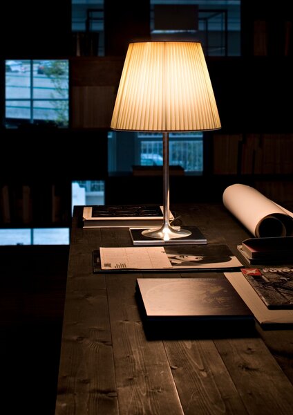 Flos F6303007 KTribe T2, designová stolní lampa se stmívačem, 1x105W E27, světle hnědý textil, výška 69cm