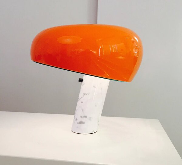 Flos F6380075 Snoopy, designová stolní lampa se stmívačem v kombinaci oranžové a mramoru, 1x150W E27, výška 36,9cm