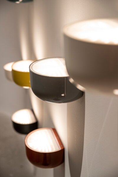 Flos F1080026 Bellhop Up, tmavě hnědé designové nástěnné svítidlo, 17W LED 2700K stmívatelné, šířka 19,1cm