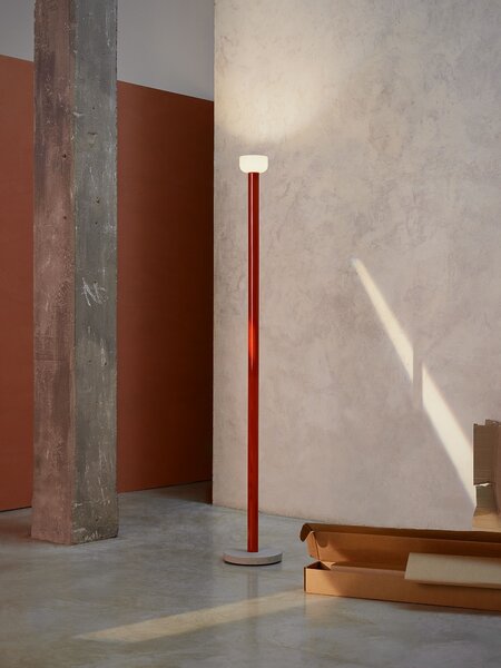 Flos F1070075 Bellhop Floor, červená designová stojací lampa se stmívačem, 26W LED 2700K stmívatelná, výška 178cm