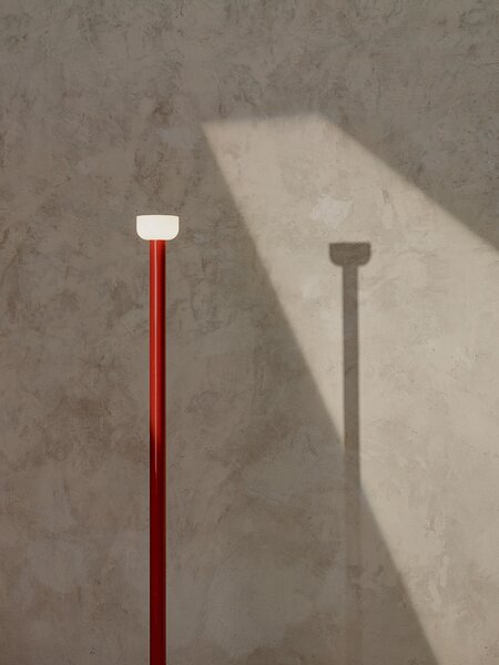 Flos F1070075 Bellhop Floor, červená designová stojací lampa se stmívačem, 26W LED 2700K stmívatelná, výška 178cm