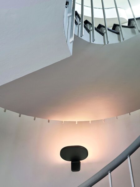 Flos F4681009 Oplight W1, bílé svítidlo pro nepřímé osvětlení, 16W LED 2700K stmívatelné, šířka 22,2cm