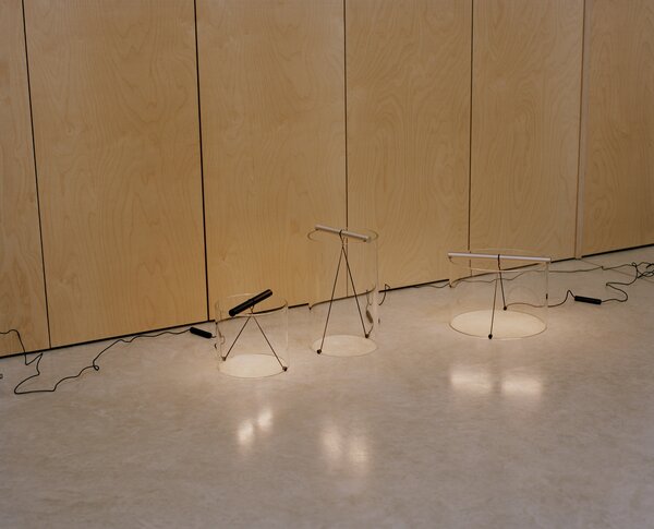 Flos F7542031 To-Tie T2, černá designová lampička se stmívačem, 7W 2700K, průměr 20cm, výška 34cm