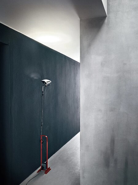 Flos F7630035 Toio LED, červená industriální lampa pro nepřímé osvětlení, 1x23W PAR56, výška až 195cm