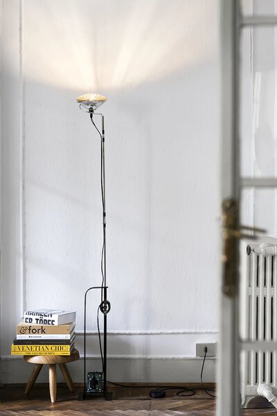 Flos F7630030 Toio LED, černá industriální lampa pro nepřímé osvětlení, 1x23W PAR56, výška až 195cm