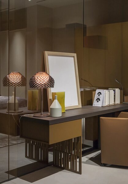 Flos F7761048 Tatou T, okrově šedá stolní designová lampa se stmívačem, 1x70W E27, výška 50cm