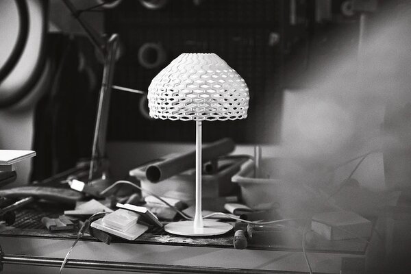 Flos F7761048 Tatou T, okrově šedá stolní designová lampa se stmívačem, 1x70W E27, výška 50cm