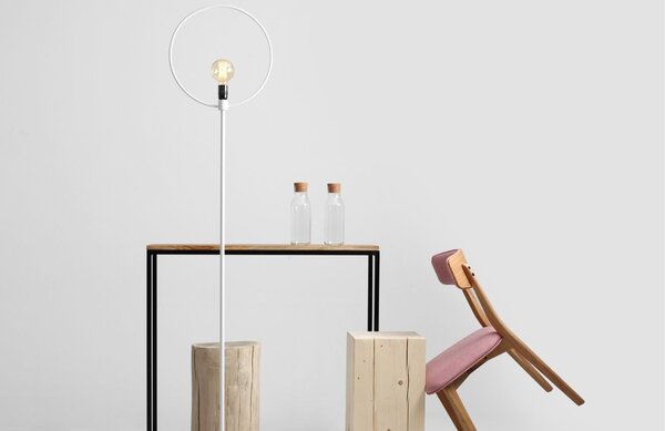 Nordic Design Bílá kovová stojací lampa Wheel