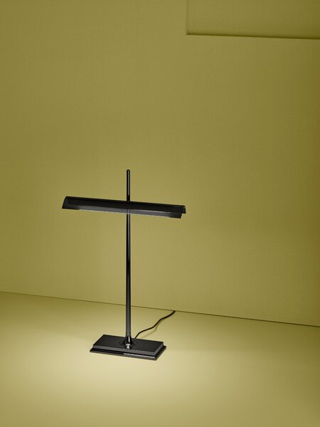 Flos F3440030 Goldman, moderní bankéřská lampa včetně USB portu, 8W LED, černý nikl/kouřová, výška 40cm, dotykový stmívač
