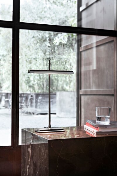 Flos F3440030 Goldman, moderní bankéřská lampa včetně USB portu, 8W LED, černý nikl/kouřová, výška 40cm, dotykový stmívač