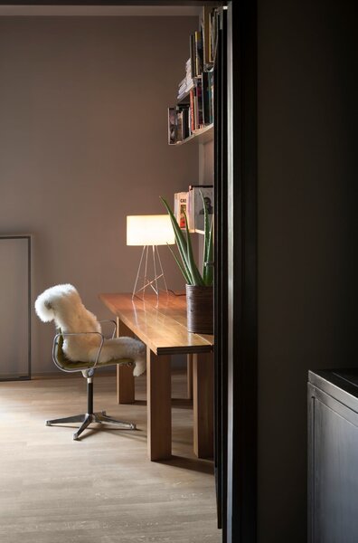 Flos F5910020 Ray T, stolní lampa s širmem z bílého skla a stmívačem, 1x105W E27, výška 67 cm