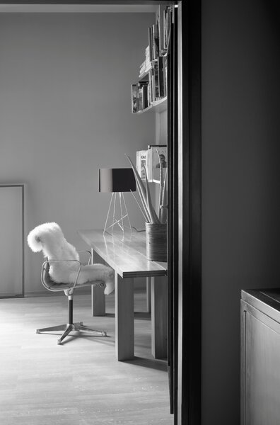 Flos F5911030 Ray T, stolní lampa s černým širmem a stmívačem, 1x105W E27, výška 67 cm