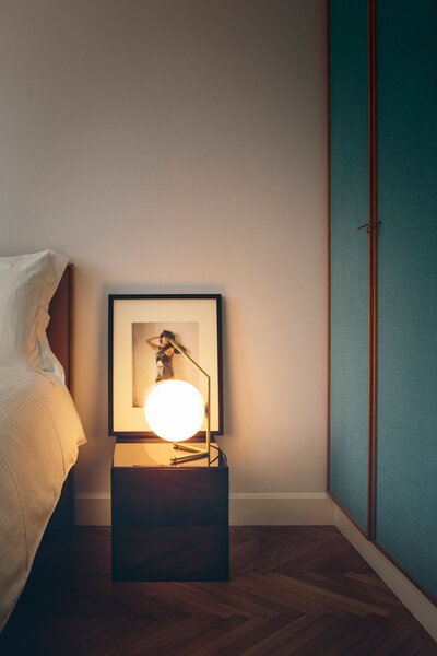 Flos F3171057 IC Lights T1 Low, designová lampa se stmívačem, 1x60W E14, chrom, Ø 20cm, výška 38cm