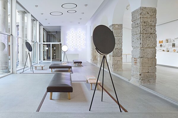 Flos F6630030 Superloon, černá stojací designová lampa se stmívačem, 40W LED, 197cm