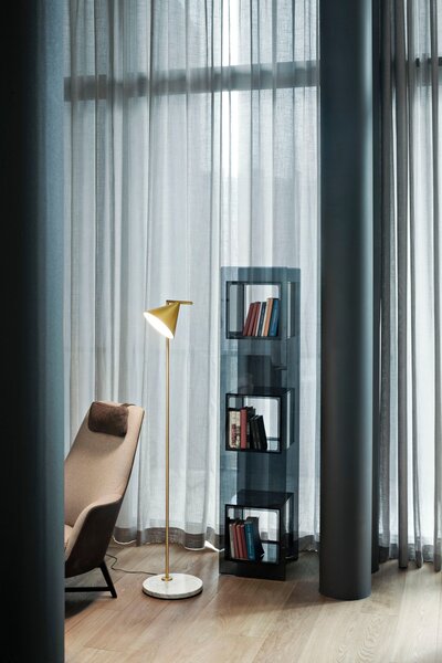 Flos F1530059 Captain Flint, lampa se stmívačem v kombinace mramoru a mosazi, 20W LED 2700K, výška 153,7cm