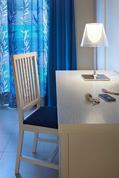 Flos F6263000 KTribe T1, designová stolní lampa se stmívačem, 1x70W E27, čirá, výška 56cm