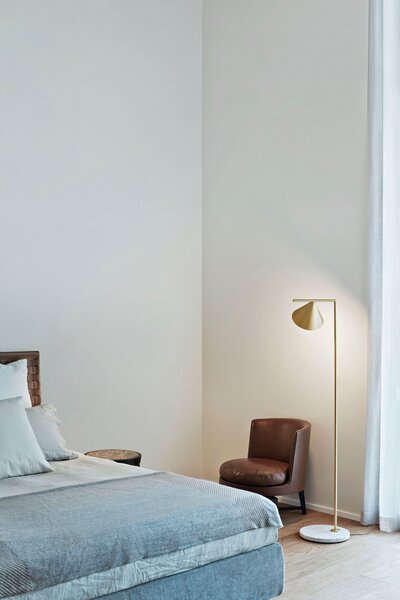 Flos F1530059 Captain Flint, lampa se stmívačem v kombinace mramoru a mosazi, 20W LED 2700K, výška 153,7cm
