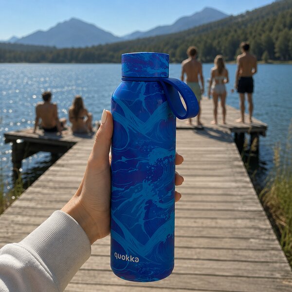 Nerezová termoláhev s poutkem Solid, 630ml, Quokka, waves