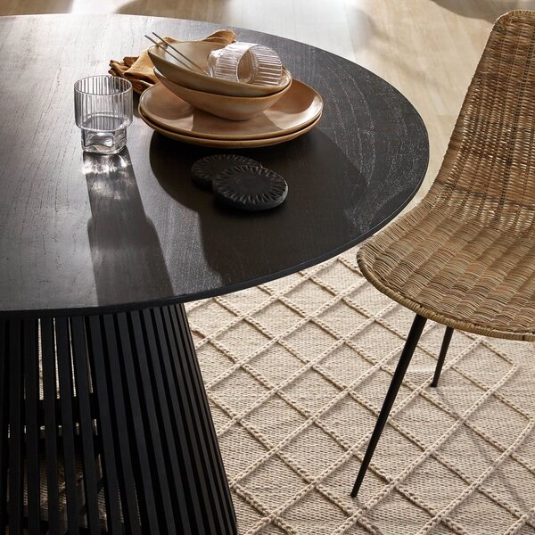 Černý dřevěný kulatý jídelní stůl Kave Home Jeanette 120 cm