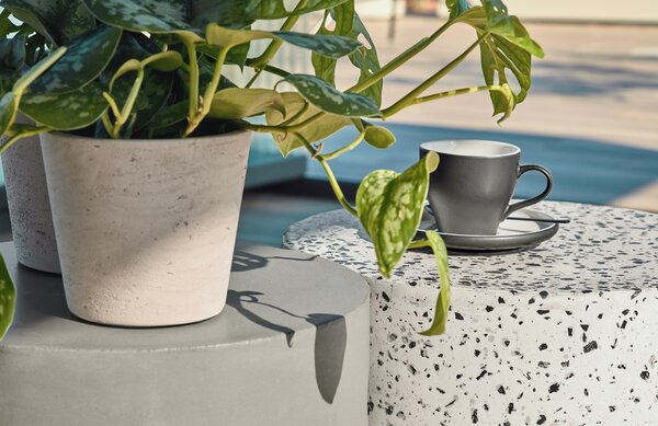 Set tří šedých betonových květináčů Kave Home Low