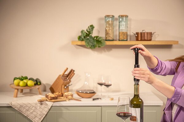 Vakuová pumpička na víno Vacu Vin + 1 zátka - černá