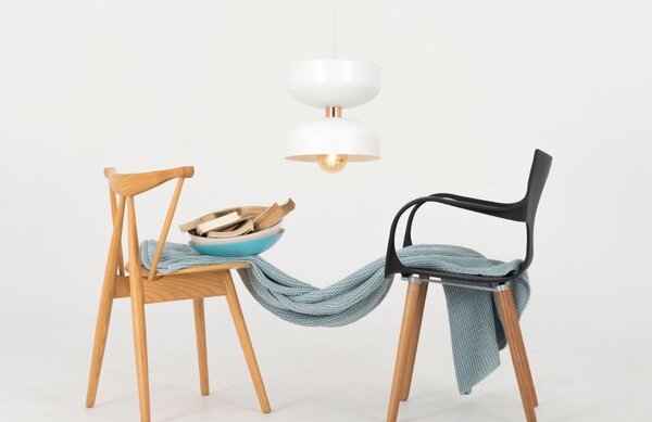 Nordic Design Bílé kovové závěsné světlo Femme S
