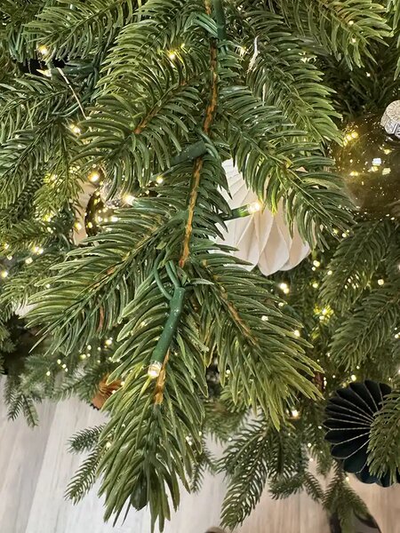 Umělý vánoční stromeček Galloway 210 cm s LED - Zelené stromky - Výška 210 cm