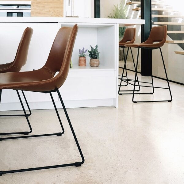 Koňakově hnědá koženková barová židle Kave Home Zahara 65 cm