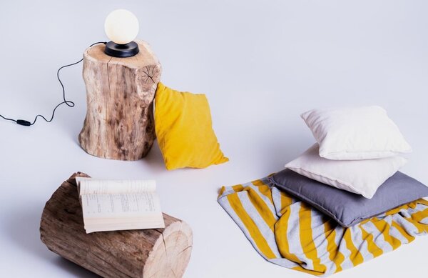 Nordic Design Bílá skleněná stolní lampa Manama S