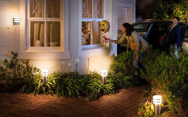 17404/47/P0 Hue White Tuar venkovní nástěnné LED svítidlo E27 1x9,5W 806lm 2700K IP44 nerez